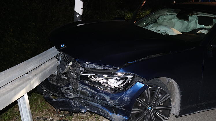 Drei Verletzte: Transporter f&auml;hrt auf Zivilstreife auf