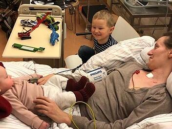 Glücklicher Moment im Krankenhaus in Bayreuth: Mama Juliane mit ihren Kindern Florentin und Laurena.