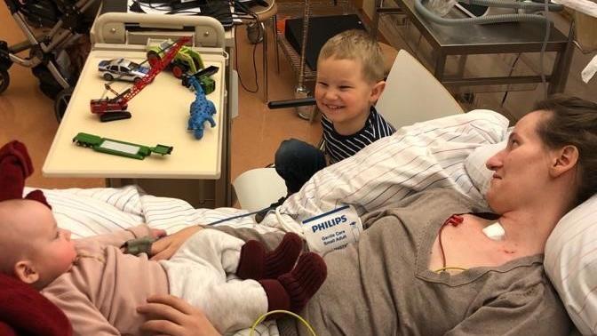 Glücklicher Moment im Krankenhaus in Bayreuth: Mama Juliane mit ihren Kindern Florentin und Laurena.