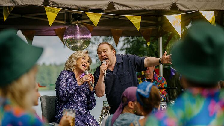 Das Highlight des Films: Judy Winter und Gustav Peter W&ouml;hler tr&auml;llern den 60er-Jahre-Schlager "Die Liebe ist ein seltsames Spiel" - passend zum Ehekrisen-Thema des 90-Min&uuml;ters.