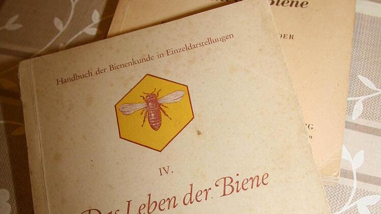 Auf die Bücher von Professor Enoch Zander und seinem Meister Michael Rixner ist Fischer sehr stolz.