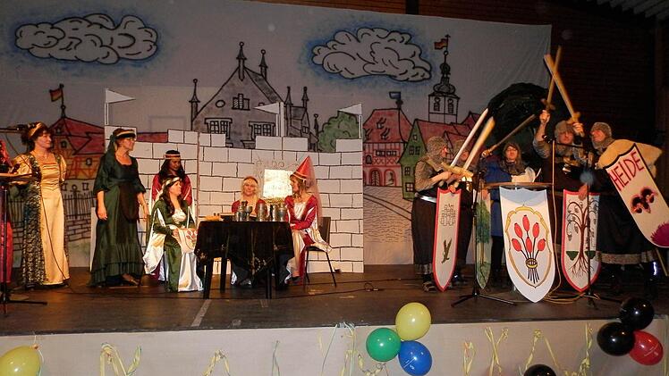 Ritter und Burgfräulein im Jahr 1412 des Kindergartenfördervereins.Foto: Rainer Fritsch