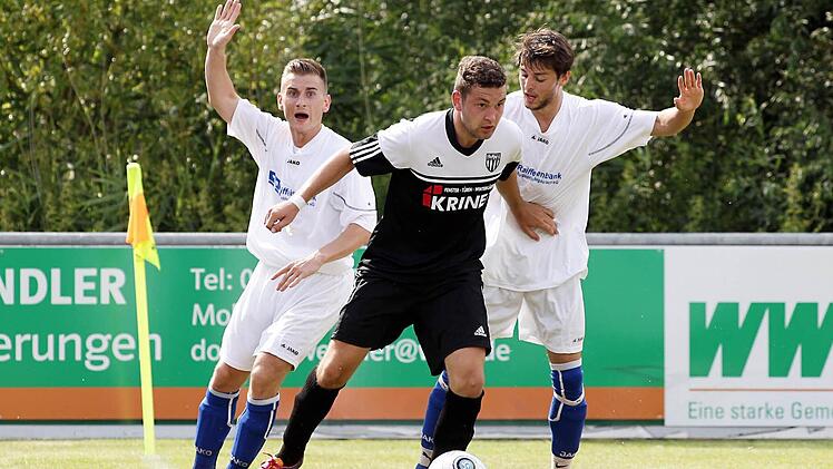 Die beiden Stegauracher Christoph Rosenberger (links) und Nikolai Parsa (rechts) reklamieren den Ball im Aus.