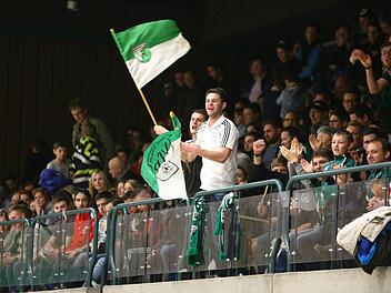 Die Katschenreuther Anhänger waren beim Hallenfußballturnier um die Kulmbacher Stadtmeisterschaft die größte Fangruppe auf den Zuschauerrängen. Aber waren sie auch die bösen Buben, über die sich die ATS-Vorstandsvorsitzende Heidesuse Wagner so aufgeregt hat? Foto: Monika Limmer