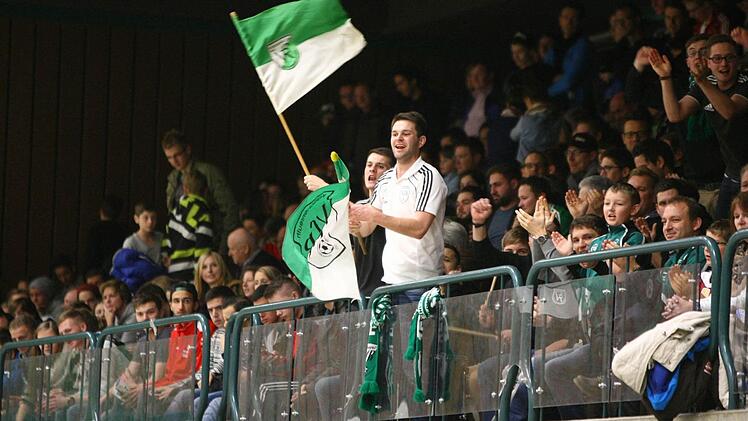 Die Katschenreuther Anhänger waren beim Hallenfußballturnier um die Kulmbacher Stadtmeisterschaft die größte Fangruppe auf den Zuschauerrängen. Aber waren sie auch die bösen Buben, über die sich die ATS-Vorstandsvorsitzende Heidesuse Wagner so aufgeregt hat? Foto: Monika Limmer
