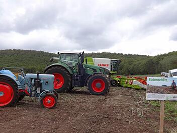 Auch die technische Entwicklung in der Landwirtschaft stand beim BBV-Geburtstag eindrucksvoll im Blickpunkt: Ernährte ein Landwirt vor 70 Jahren noch zehn Menschen, so sind es heute 144.  Fotos: Sabine Weinbeer