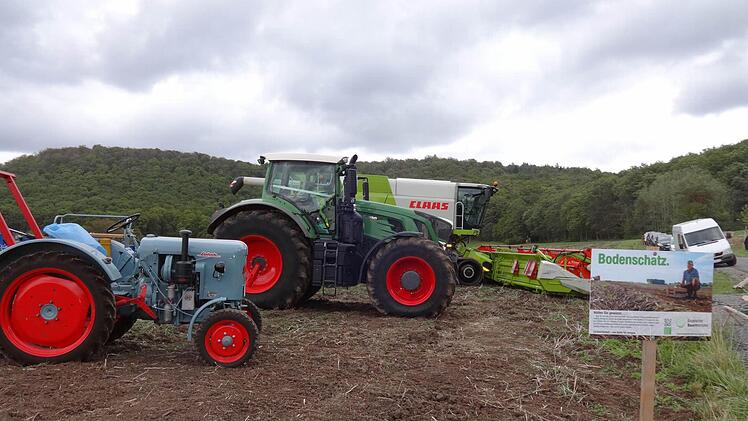 Auch die technische Entwicklung in der Landwirtschaft stand beim BBV-Geburtstag eindrucksvoll im Blickpunkt: Ernährte ein Landwirt vor 70 Jahren noch zehn Menschen, so sind es heute 144.  Fotos: Sabine Weinbeer