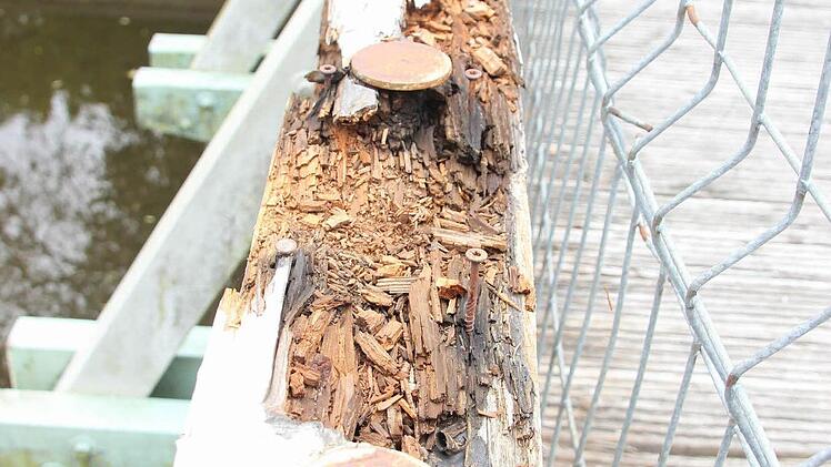 Das Holz der Balken am Schwarzen Steg bröselt.  Foto: Friedwald Schedel