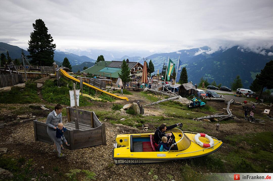 Das Foto vom 28.07.2015 zeigt die Kaltenbacher Skihütte an der Zillertaler Höhenstraße mit einem Streichelzoo, dem Murmeltiergehege und einem Abenteuerspielplatz. Das Motiv des Fotografen Jakob Berr wurde zum Siegerfoto in der Kategorie "Umwelt & Energie".