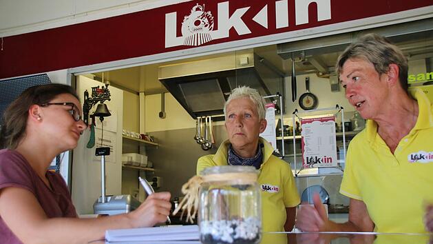 Besuch in der "Tourist-Info Nummer Zwei": Ute Sauren (rechts) und Edith Statt sind f&uuml;r so manches Anliegen Ansprechpartner. Redakteurin Ulrike M&uuml;ller fragt nach. Was die zwei denken, was Besucher &uuml;ber die Stadt sagen und ob's bald faire Currywurst gibt. Foto: Ronald Heck