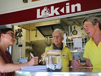 Besuch in der "Tourist-Info Nummer Zwei": Ute Sauren (rechts) und Edith Statt sind für so manches Anliegen Ansprechpartner. Redakteurin Ulrike Müller fragt nach. Was die zwei denken, was Besucher über die Stadt sagen und ob's bald faire Currywurst gibt. Foto: Ronald Heck