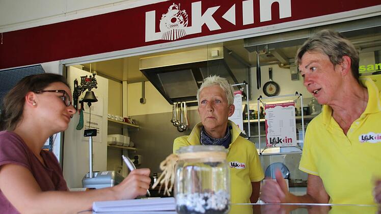 Besuch in der "Tourist-Info Nummer Zwei": Ute Sauren (rechts) und Edith Statt sind für so manches Anliegen Ansprechpartner. Redakteurin Ulrike Müller fragt nach. Was die zwei denken, was Besucher über die Stadt sagen und ob's bald faire Currywurst gibt. Foto: Ronald Heck
