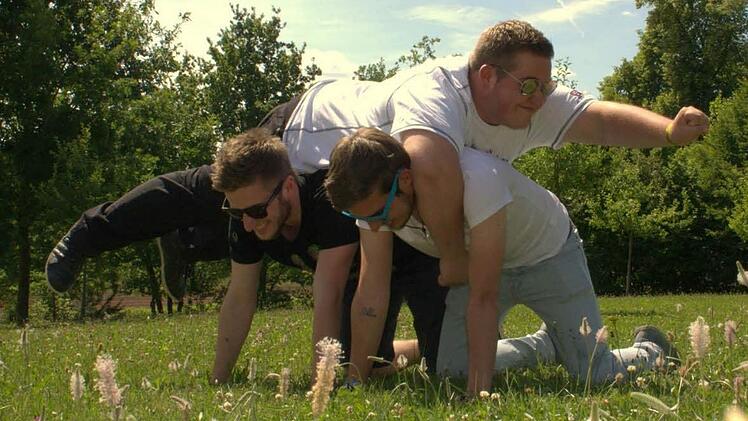 Auch im Hip Hop wird inzwischen gecovert. Marcel Klette (links, vorne), Sebastian Schnaxl (rechts) und Nicolas Peter (oben) interpretieren als 326ers die Hits der Hitparadencombo 257ers. Foto: privat