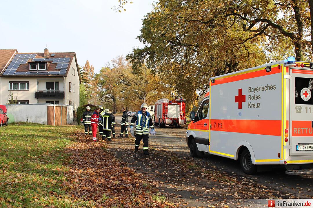 Unfall aufgrund von medizinischer Ursache – Kleinwagen in Heuballen geparkt