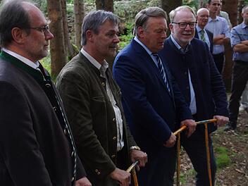 Beim Besuch von Minister Helmut Brunner (3. v. l.) durften die Gäste mit einer Tannenpflanzung einen aktiven Beitrag zum Waldumbau leisten. Foto: Marco Meißner