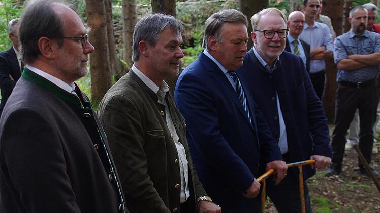 Beim Besuch von Minister Helmut Brunner (3. v. l.) durften die Gäste mit einer Tannenpflanzung einen aktiven Beitrag zum Waldumbau leisten. Foto: Marco Meißner