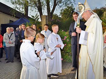 Herzlich willkommen hießen die Kommunionkinder  Bastian Backer, Maja Spindler und Jan Feil (v. l.) den hohen Gast in  Mainroth.Fotos:  Ingrid Kohles