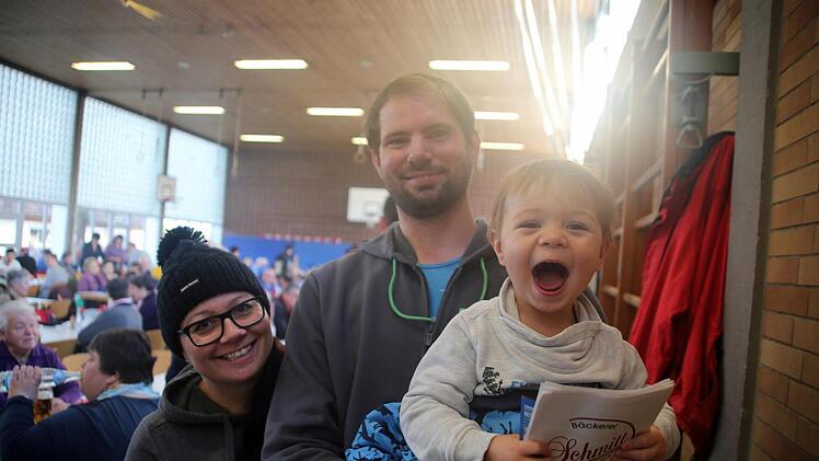 Sichtlich Spaß an der Silvesterwanderung hatte Moritz Wronna aus Gehülz. Letztes Jahr war er auf dem Rücken seines Vaters dabei, dieses Jahr schoben Yvonne und Thomas Wronna den knapp Zweieinhalbjährigen im Kinderwagen. " Foto: Bettina Knauth