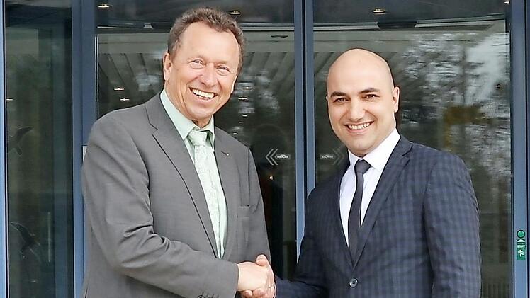 Harald Barlage (links) begr&uuml;&szlig;t den neuen Chefarzt Dr. Deniz Karag&uuml;lle im Zentrum f&uuml;r Rehabilitation und Pr&auml;vention.  Foto: Raphael Langer