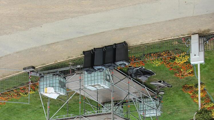 Impressionen vom Aufbau für den HUK-Coburg-Open-Air-Sommer 2018 auf dem Schlossplatz in Coburg - hier entsteht der Technikturm mit  Regiepult im Rondell Oliver Schmidt
