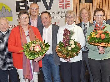 Ehrungen beim Turngau Coburg/Frankenwald (von links): Holger Leverentz, Walter Wich-Herrlein, Uwe Schmidt, Günter Rödel, Christa Steiger, Karl H. Fick, Bürgermeister Norbert Gräbner, Uschi Liebkopf, Hartmut Jahn, Sylvia Weitl, Landratsstellvertreter Bernd Steger, Harald Schneider, Diethard Eller  Foto: K.-H. Hofmann