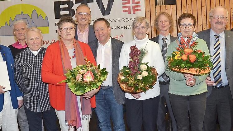 Ehrungen beim Turngau Coburg/Frankenwald (von links): Holger Leverentz, Walter Wich-Herrlein, Uwe Schmidt, Günter Rödel, Christa Steiger, Karl H. Fick, Bürgermeister Norbert Gräbner, Uschi Liebkopf, Hartmut Jahn, Sylvia Weitl, Landratsstellvertreter Bernd Steger, Harald Schneider, Diethard Eller  Foto: K.-H. Hofmann