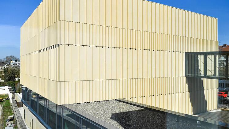 Der  Erweiterungsbau des Staatsarchivs Bamberg ist fertig. Das Besondere an dem vom  Architekturbüro Peter W. Schmidt aus Pforzheim entworfenen und vom Staatlichen Bauamt Bamberg gebauten  Gebäude: Fenster sind keine zu finden.   Foto: Ronald Rinklef
