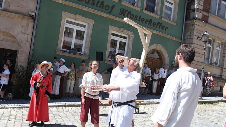 Das Trinken mit dem Schmäußgalgen war eine Geschicklichkeitsarbeit. Foto: Magdalena Kestel