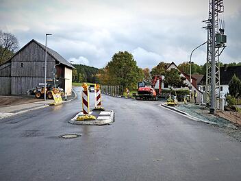 Letzte Arbeiten: Ab Donnerstag, 28. November, rollt der Verkehr wieder normal durch Sandreuth. Um 14 Uhr wird die Staatsstraße zwischen Ramsenthal und Harsdorf für den Verkehr freigegeben. Foto: Reißaus