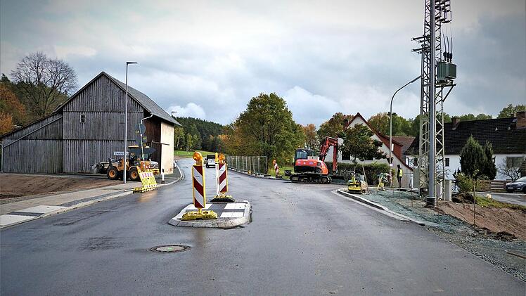 Letzte Arbeiten: Ab Donnerstag, 28. November, rollt der Verkehr wieder normal durch Sandreuth. Um 14 Uhr wird die Staatsstraße zwischen Ramsenthal und Harsdorf für den Verkehr freigegeben. Foto: Reißaus