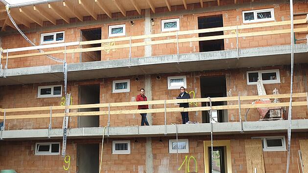 Mit Hochdruck arbeiten die Handwerker zurzeit an der Großbaustelle im Ümpfig. Hier entsteht eine Seniorenanlage, die im September/Oktober bezugsfertig sein soll. Auf unserem Bild Benjamin und Gunnar Hiller, die Investoren.