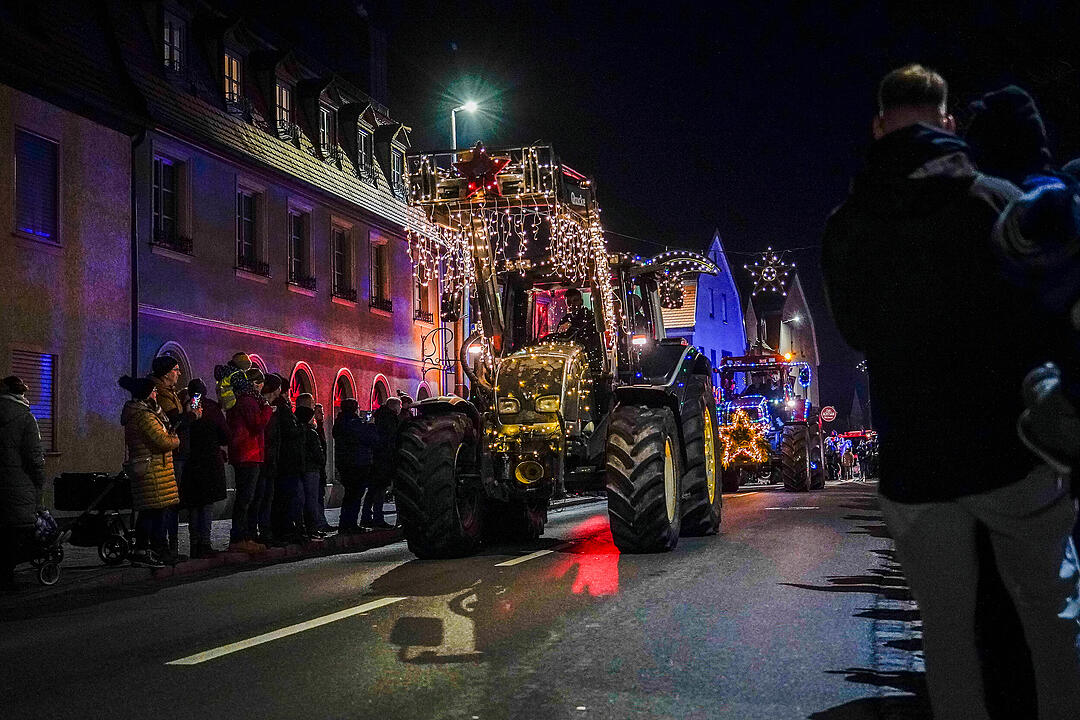 Liebevoll geschmückte und beleuchtete Traktoren gab es zu bestaunen.