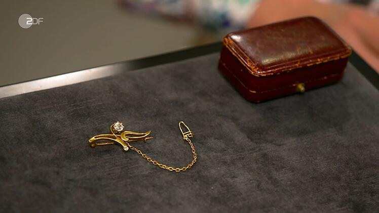 Die Goldbrosche mit einem Altschliffdiamant aus der Zeit um 1905 hatte einen Schätzwert von 900 bis 1.100 Euro. Elke Velten gab 900 Euro dafür aus.