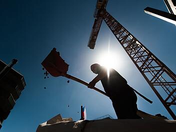 Bauarbeiter arbeitet bei Hitze auf einer Baustelle