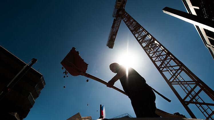 Bauarbeiter arbeitet bei Hitze auf einer Baustelle