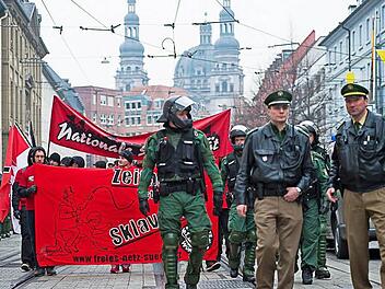 Schon am 30. März waren Rechtsextreme durch Würzburg marschiert. Für den kommenden Samstag haben sie nun einen Infostand angemeldet, für den 1. Mai planen sie einen Aufmarsch. Verschiedene Würzburger Bündnisse rufen dazu auf, den Neonazis gemeinsam entgegenzutreten. Foto: Köpplinger (Archiv)