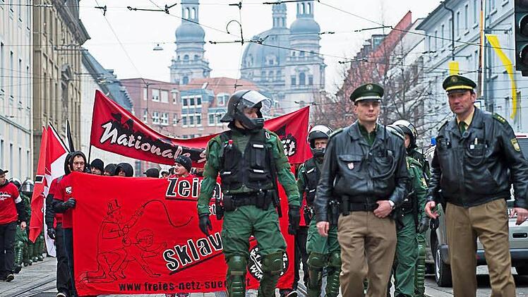 Schon am 30. März waren Rechtsextreme durch Würzburg marschiert. Für den kommenden Samstag haben sie nun einen Infostand angemeldet, für den 1. Mai planen sie einen Aufmarsch. Verschiedene Würzburger Bündnisse rufen dazu auf, den Neonazis gemeinsam entgegenzutreten. Foto: Köpplinger (Archiv)