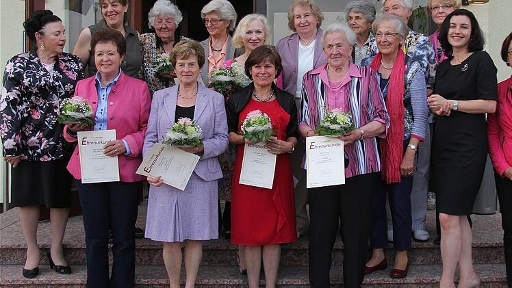 Die Gründungsmitglieder und Ehrengäste (vorn v. l.): Zita Zeier, Inge Adam, Maria Neder, Annemarie Binder, Berta Hepp, Blanka Traumann, MdB Dorothee Bär und Bezirkstags-Vizepräsidentin Karin Renner; (hinten v. l.): Frauen-Unions-Kreisvorsitzende Nikola Renner-Knopp, Maria Otte, Rita Schmitt, Erna Sell, Elfriede Böhm, Mathilde Schäfer, Marianne Ehling und Dritte Bürgermeisterin Elisabeth Wende.