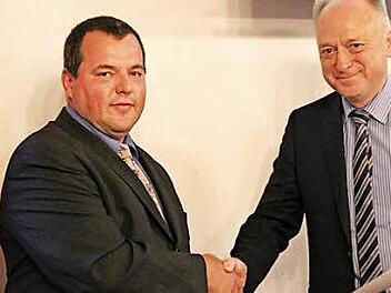 Bürgermeister Helmut Blank (rechts) nahm Burkard Schodorf in den Kreis der Stadträte auf. Foto: Heike Beudert