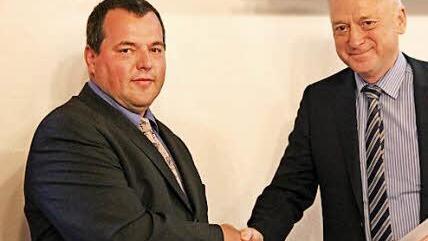 Bürgermeister Helmut Blank (rechts) nahm Burkard Schodorf in den Kreis der Stadträte auf. Foto: Heike Beudert