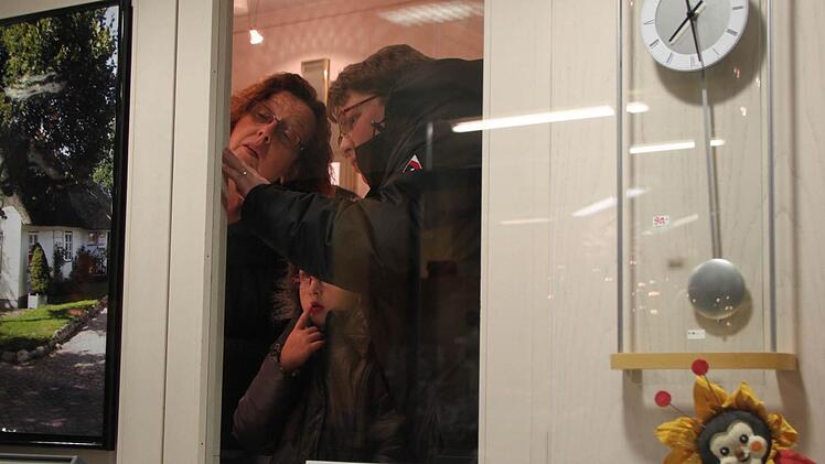 Zeit für Geschenke: Gertrud Koch aus Brückenau und Karin Mölter aus Oberleichtersbach suchen mit der kleinen Leonie Schmuck aus.