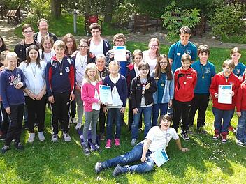 Die Kinder und Jugendlichen bei der Siegerehrung  Foto: Michael Will