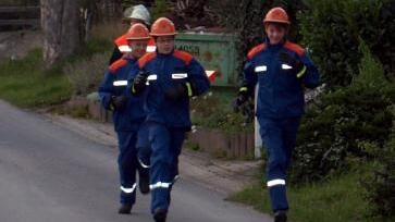 Im Eilschritt laufen die Mitglieder der Jugendfeuerwehr zu ihrem Einsatzort.