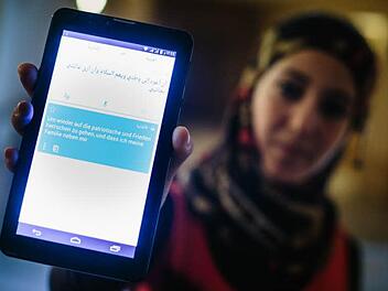 Ihren sehnlichsten Wunsch hat Zara (19) in ihren kleinen Computer getippt und übersetzen lassen. Die Qualität der Übersetzung ist schlecht. Auch deshalb will die junge Frau möglichst schnell Deutsch lernen.  Foto: Hendrik Steffens
