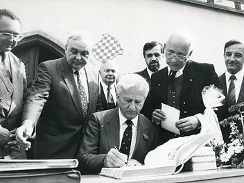 Richard von Weizsäcker 1989 auf dem Marktplatz von Münnerstadt. Mit dabei MdB Eduard Lintner, Landrat Marko Dyga, 2. Bürgermeister Bruno Eckert, Bürgermeister Ferdl Betzer und MdL Herbert Neder. Foto: Heike Beudert