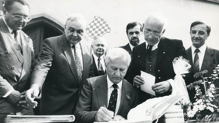 Richard von Weizsäcker 1989 auf dem Marktplatz von Münnerstadt. Mit dabei MdB Eduard Lintner, Landrat Marko Dyga, 2. Bürgermeister Bruno Eckert, Bürgermeister Ferdl Betzer und MdL Herbert Neder. Foto: Heike Beudert