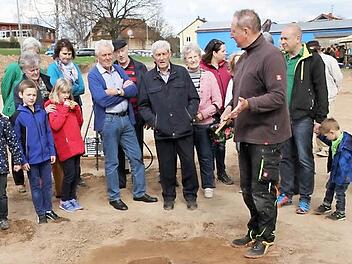Magnus Wintergerst führt Interessierte in die Archäologie ein.  Foto: Erlwein
