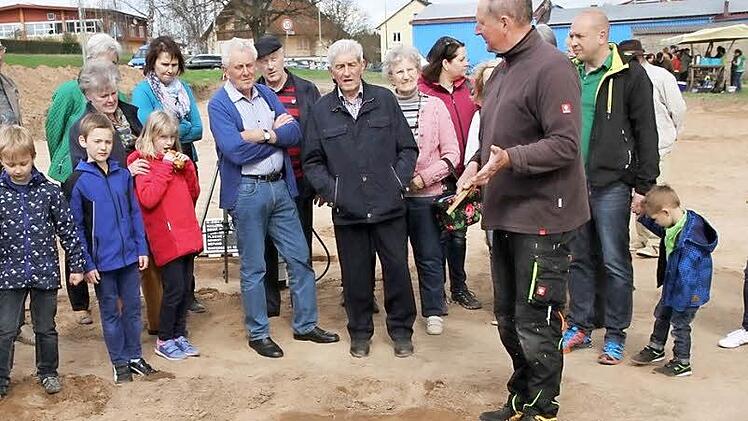 Magnus Wintergerst führt Interessierte in die Archäologie ein.  Foto: Erlwein
