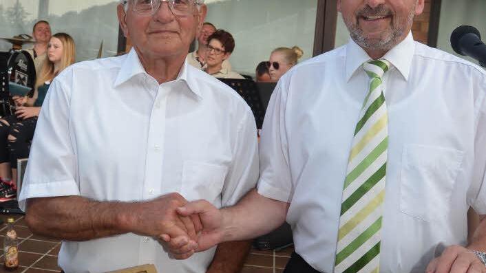 Vater Josef Kraus (links) und Sohn Norbert Kraus, zwei Aktivposten des SV Friesen wurden zusammen für ihre Treue und ihr Engagement geehrt.