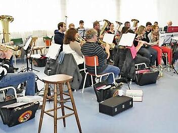 Die Feuertaufe hat der Saal schon hinter sich, hier die Blasmusik Kraisdorf bei der wöchentlichen Probe.  Foto: Simon Albrecht